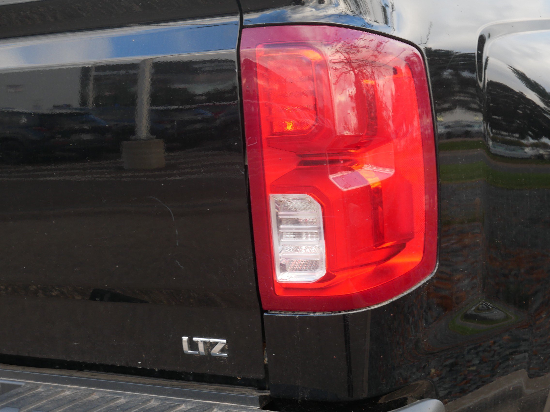 Used 2016 Chevrolet Silverado 1500 LTZ Z71 w/ LTZ Plus Package AWD/4WD image 7