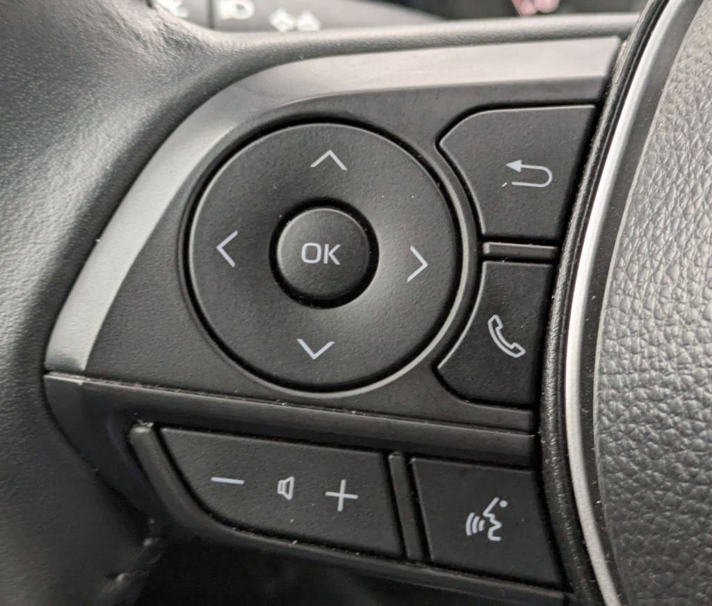 Used 2025 Toyota Corolla Cross LE image 17