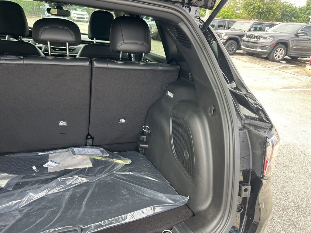 New 2025 Jeep Compass Latitude w/ Sun & Sound Group image 31