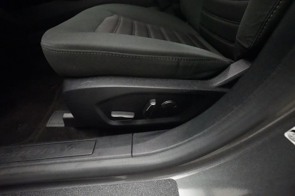 Used 2020 Ford Fusion SE image 28