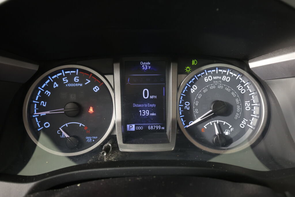 Used 2016 Toyota Tacoma Limited w/ Towing Package RWD image 30