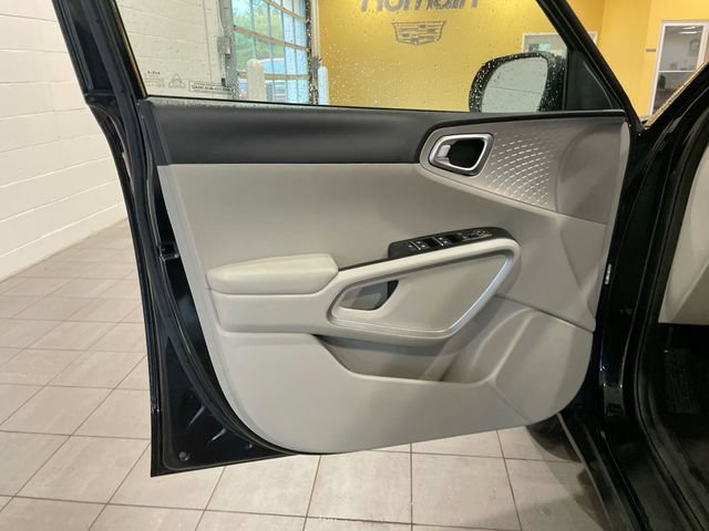 Used 2025 Kia Soul LX w/ LX Technology Package FWD image 9