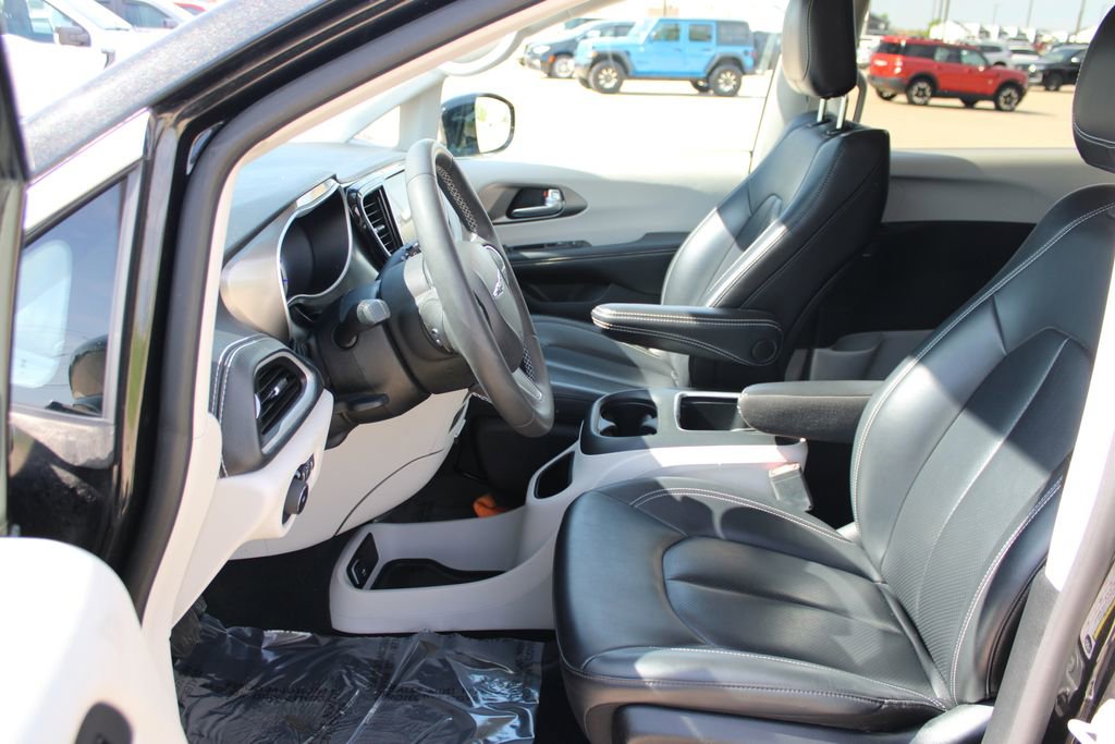 Used 2024 Chrysler Pacifica Select FWD image 6