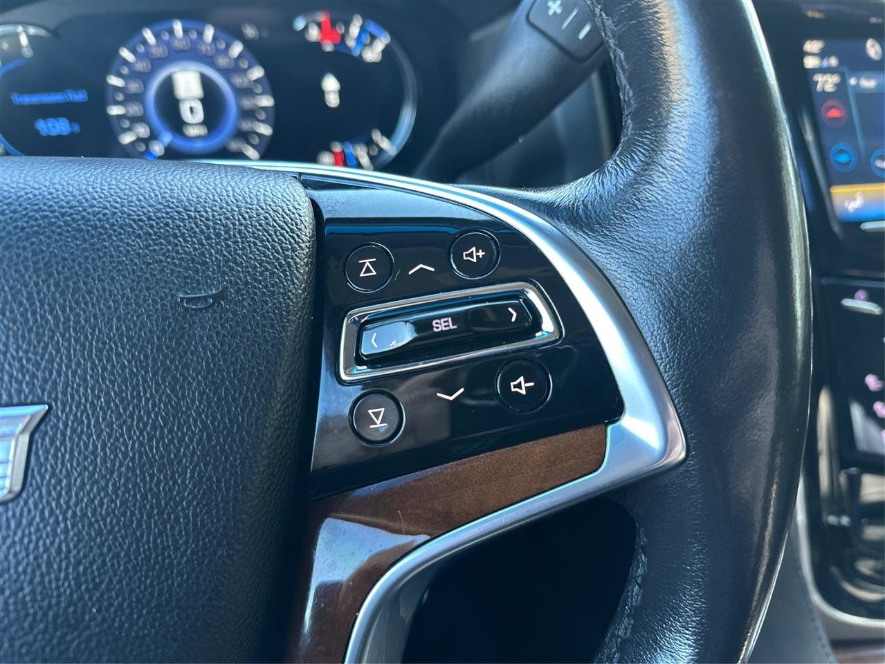 Used 2019 Cadillac Escalade Luxury w/ Escalade Sport Edition AWD/4WD image 33