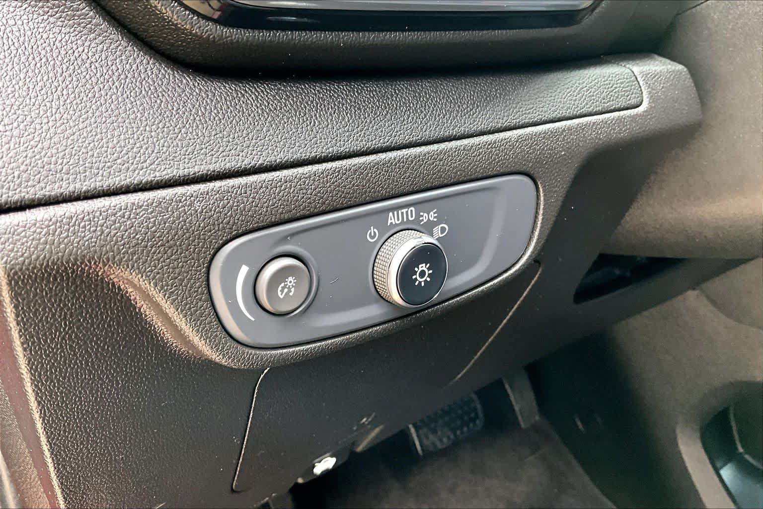 Used 2022 Chevrolet Bolt EUV LT w/ Comfort Package FWD image 30