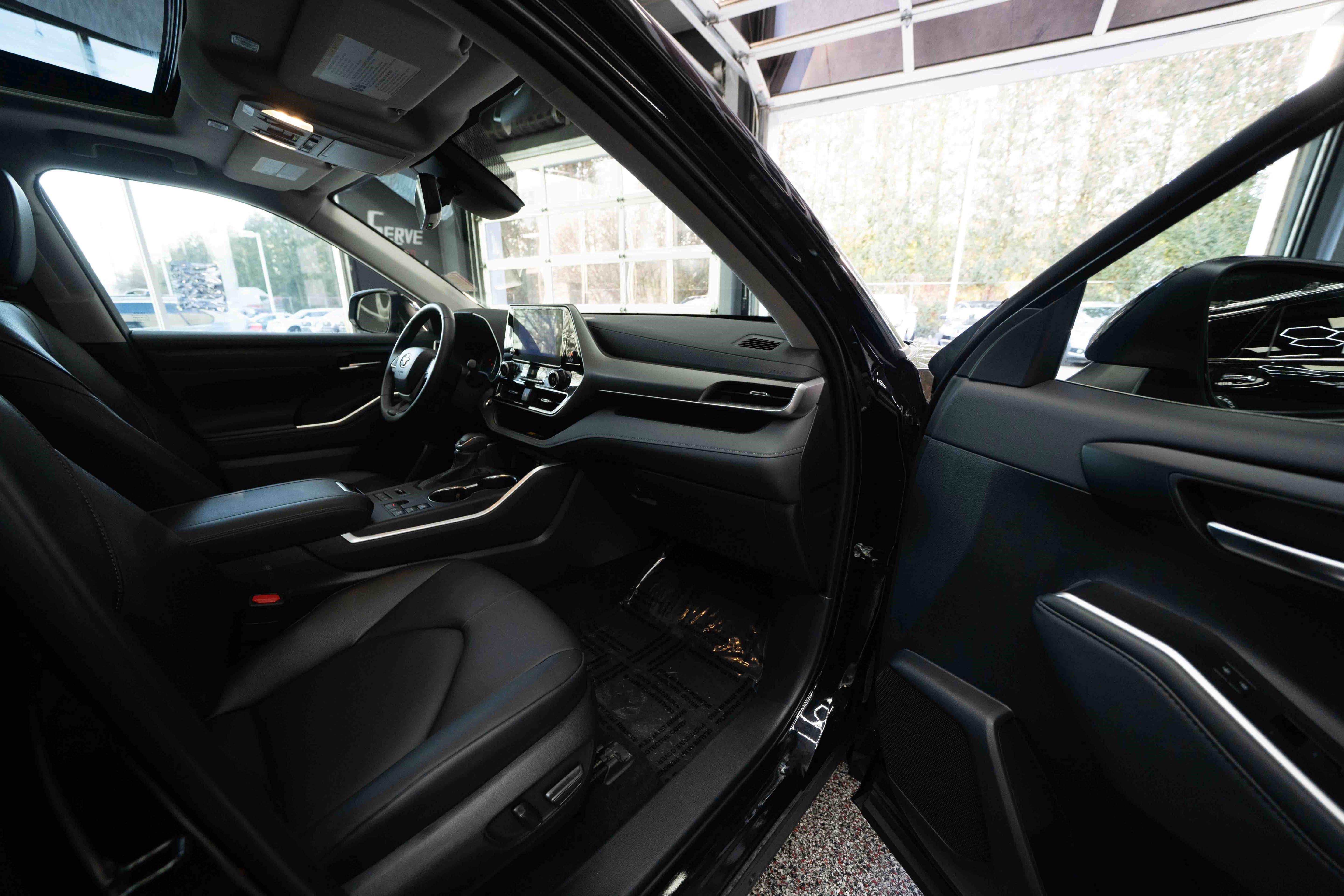 Used 2025 Toyota Highlander XLE image 26