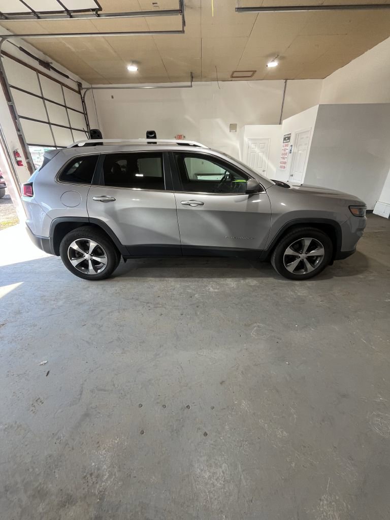 Used 2019 Jeep Cherokee Limited image 2
