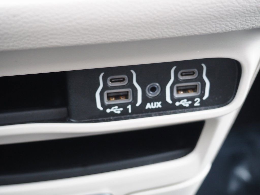 Used 2024 Chrysler Pacifica Touring-L image 32