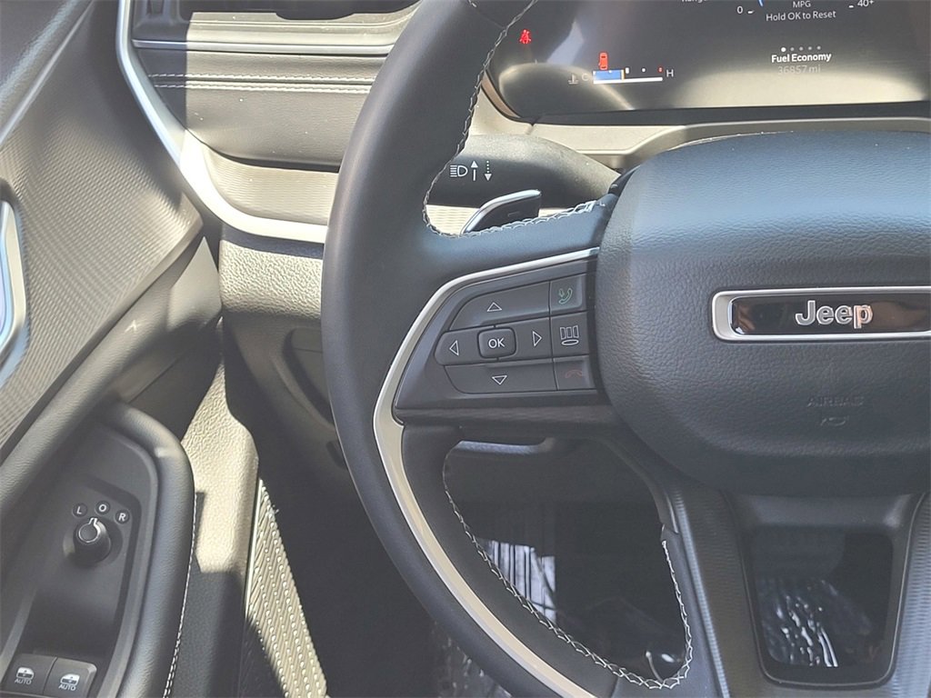 Used 2023 Jeep Grand Cherokee L Laredo image 11