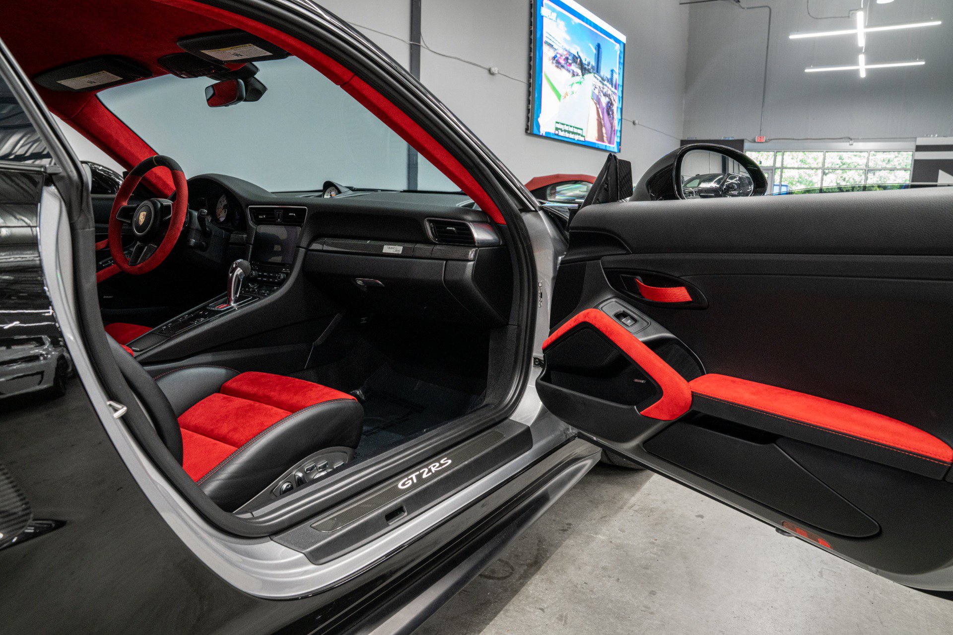 Used 2018 Porsche 911 GT2 RS RWD image 27