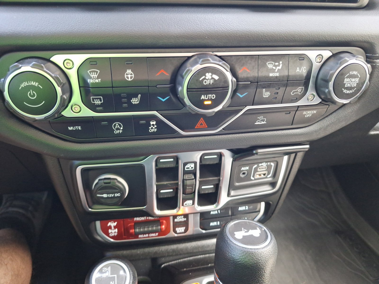 Used 2024 Jeep Wrangler Unlimited Rubicon w/ Convenience Group AWD/4WD image 28