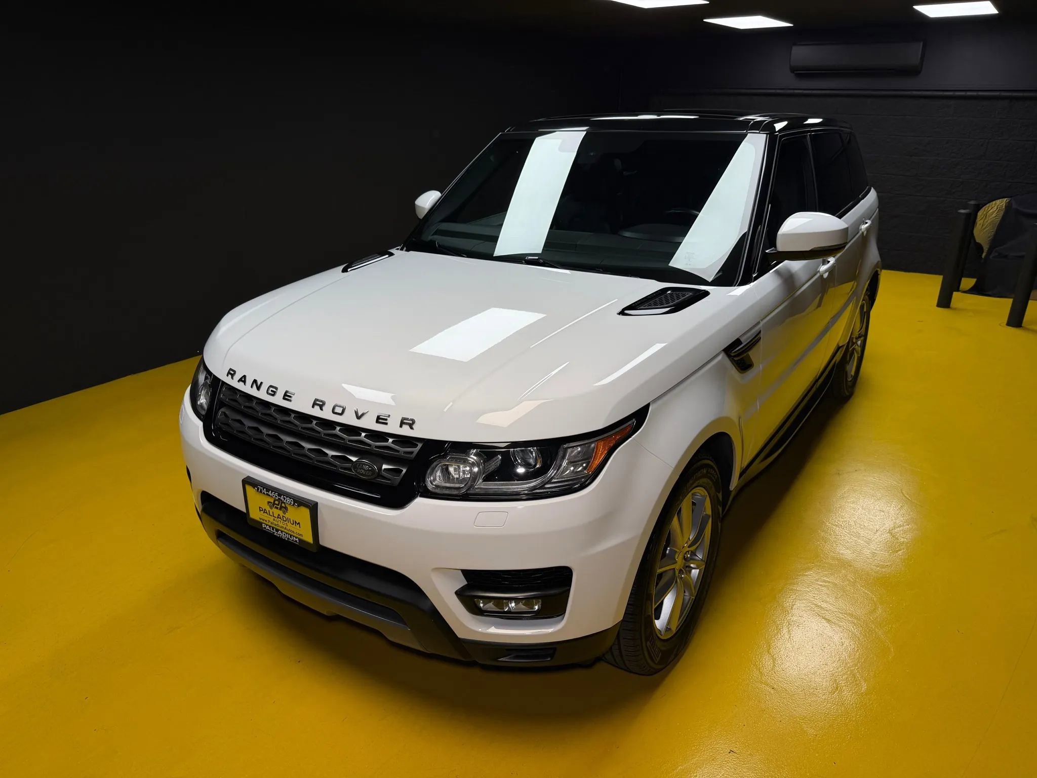 Used 2014 Land Rover Range Rover Sport SE image 12