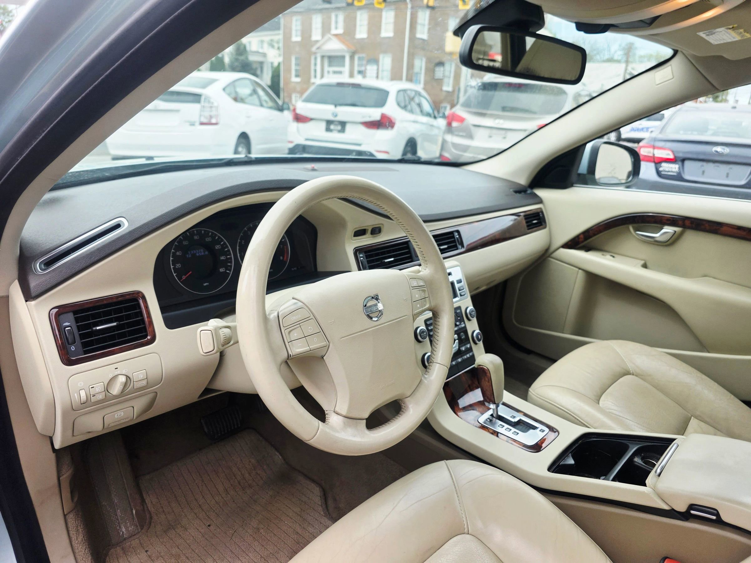 Used 2009 Volvo V70 FWD image 12
