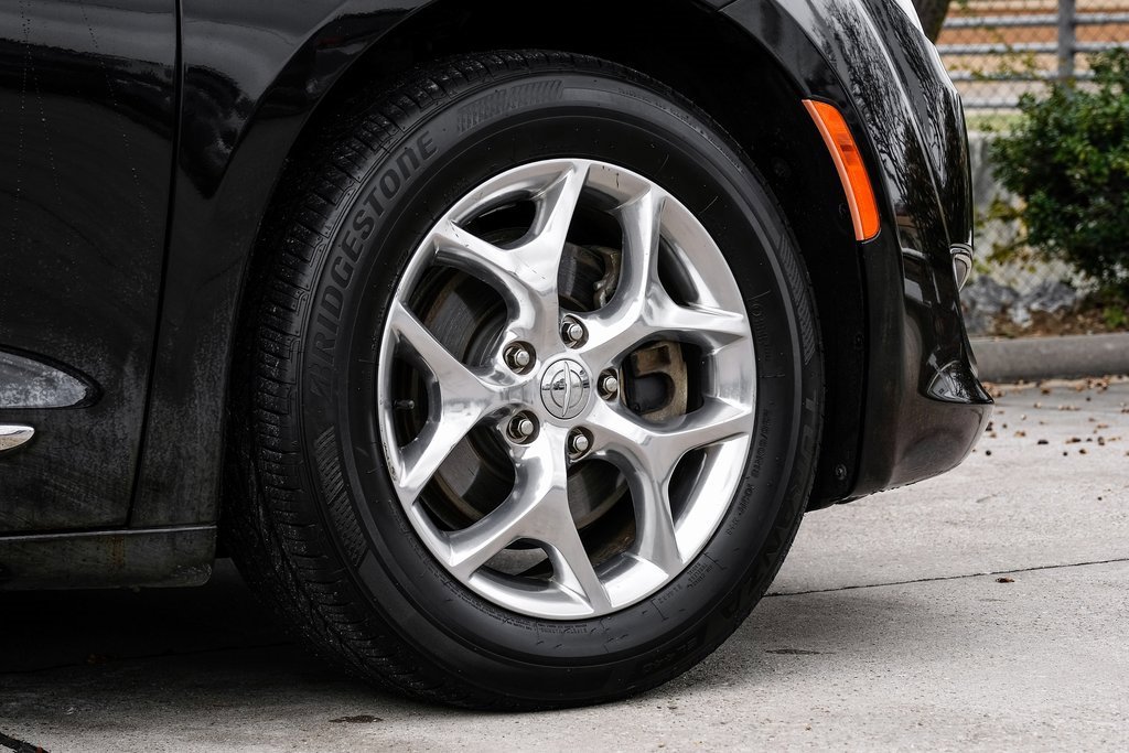 Used 2018 Chrysler Pacifica Limited image 72