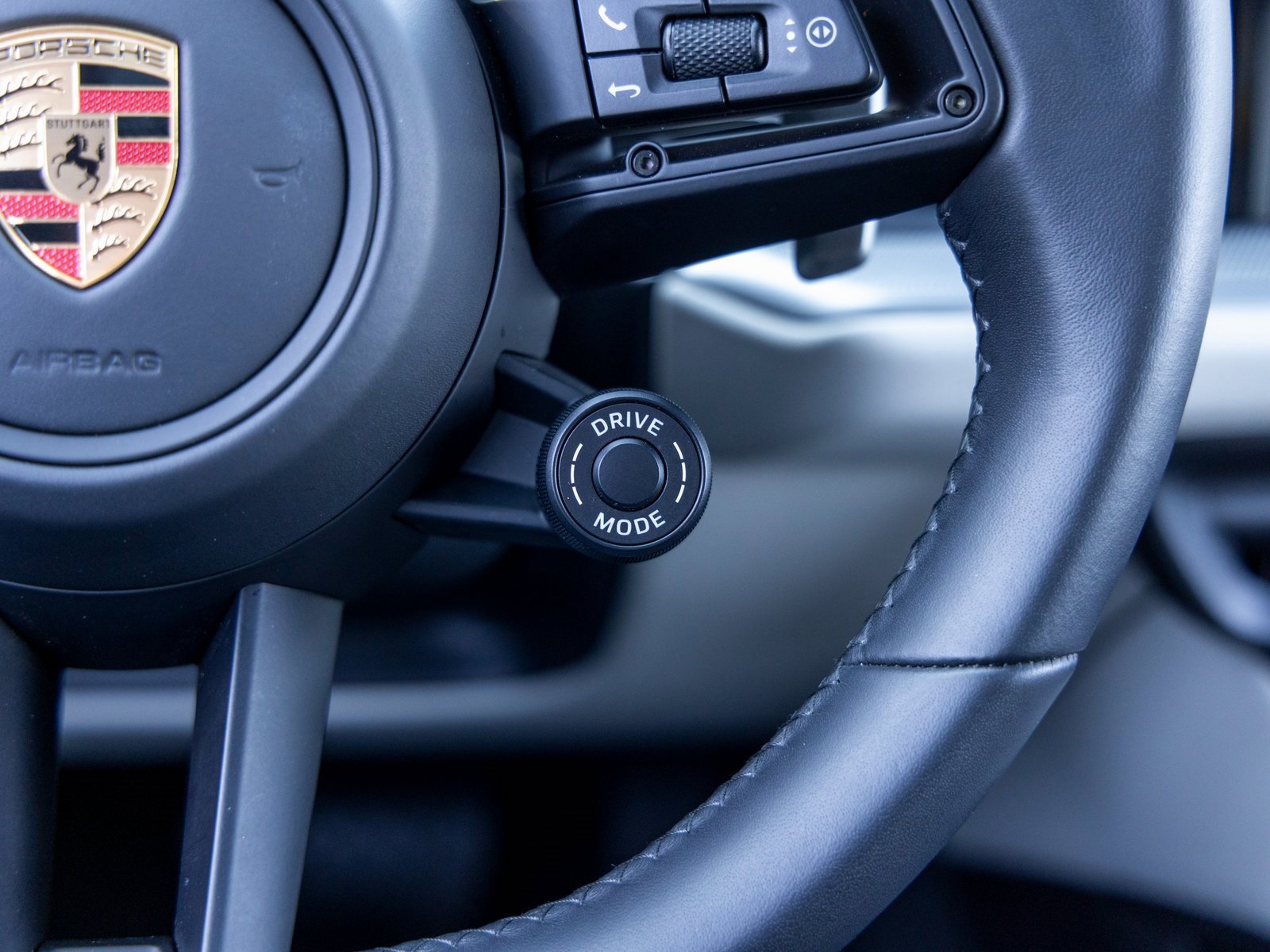 Certified 2025 Porsche Cayenne image 34