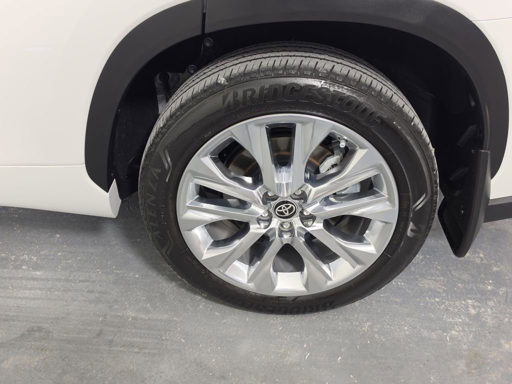 Used 2024 Toyota Highlander Limited FWD image 32