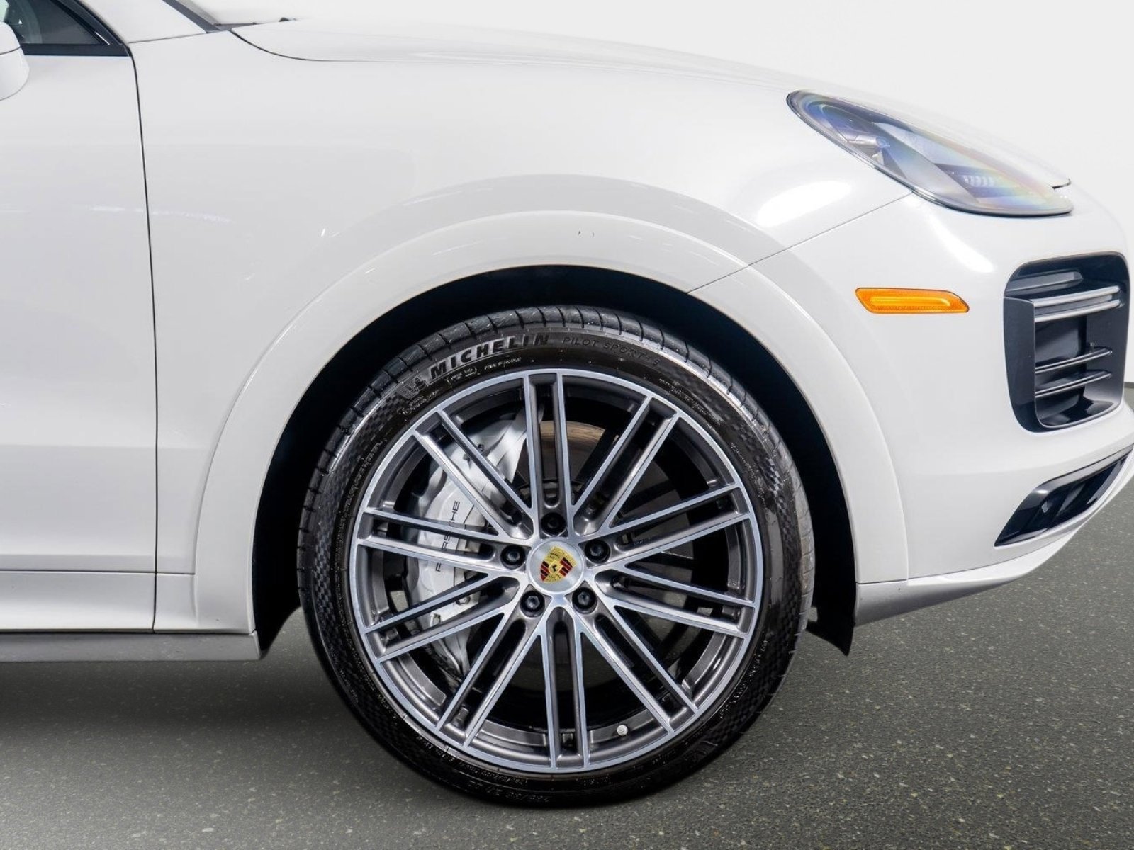 Used 2022 Porsche Cayenne Turbo image 6