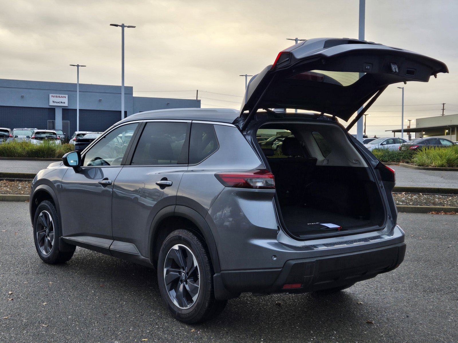 Used 2024 Nissan Rogue SV w/ SV Premium Package FWD image 10