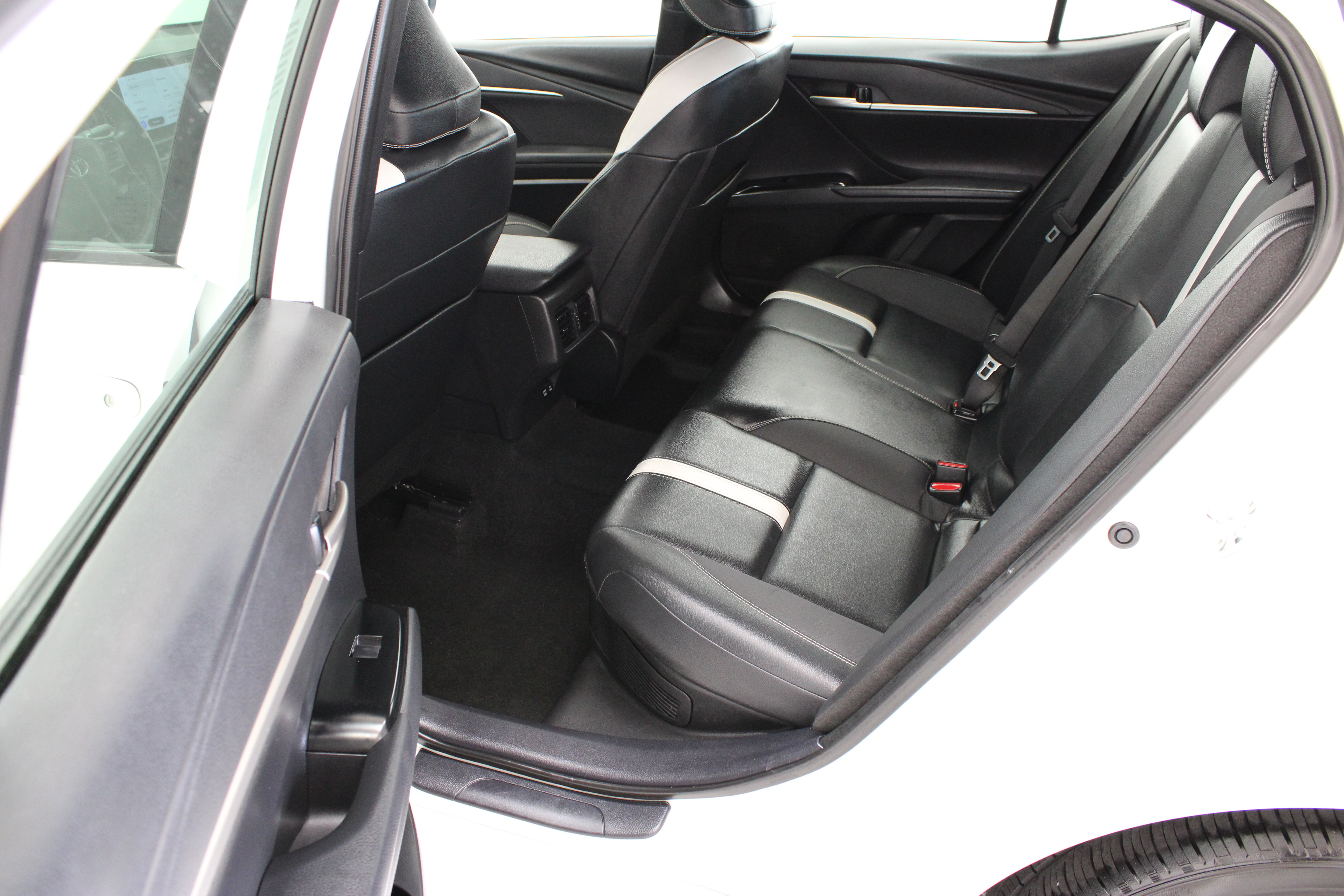 Used 2025 Toyota Camry SE FWD image 28
