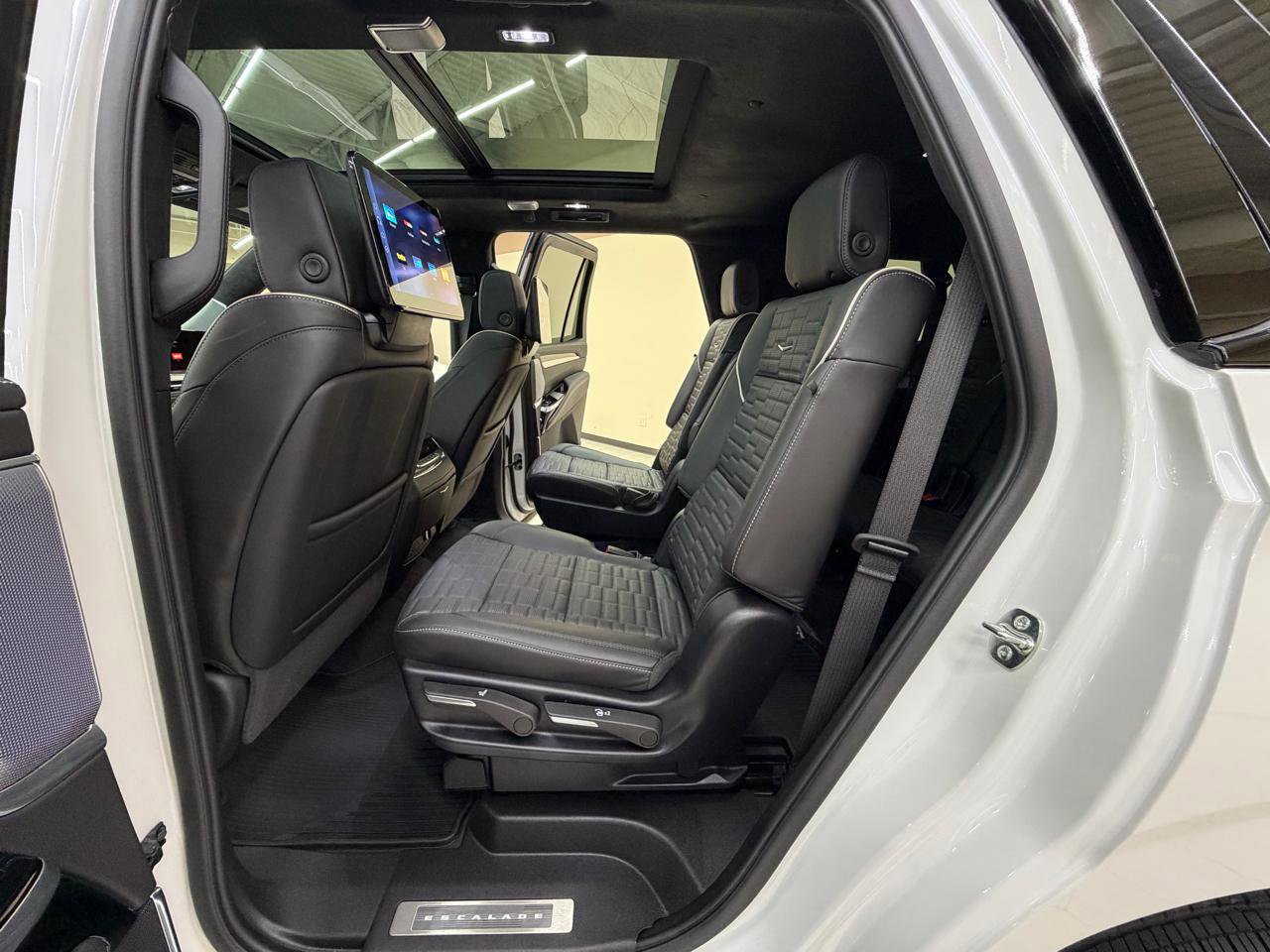 Used 2025 Cadillac Escalade V w/ LPO, ONYX Package image 56