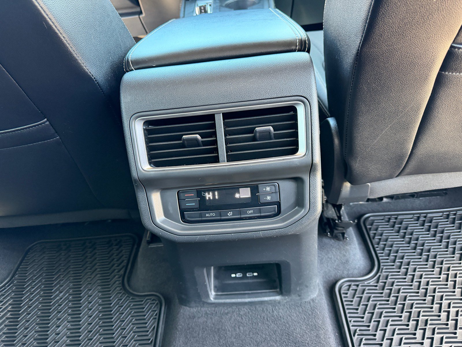 Used 2024 Volkswagen Atlas SE AWD/4WD image 16