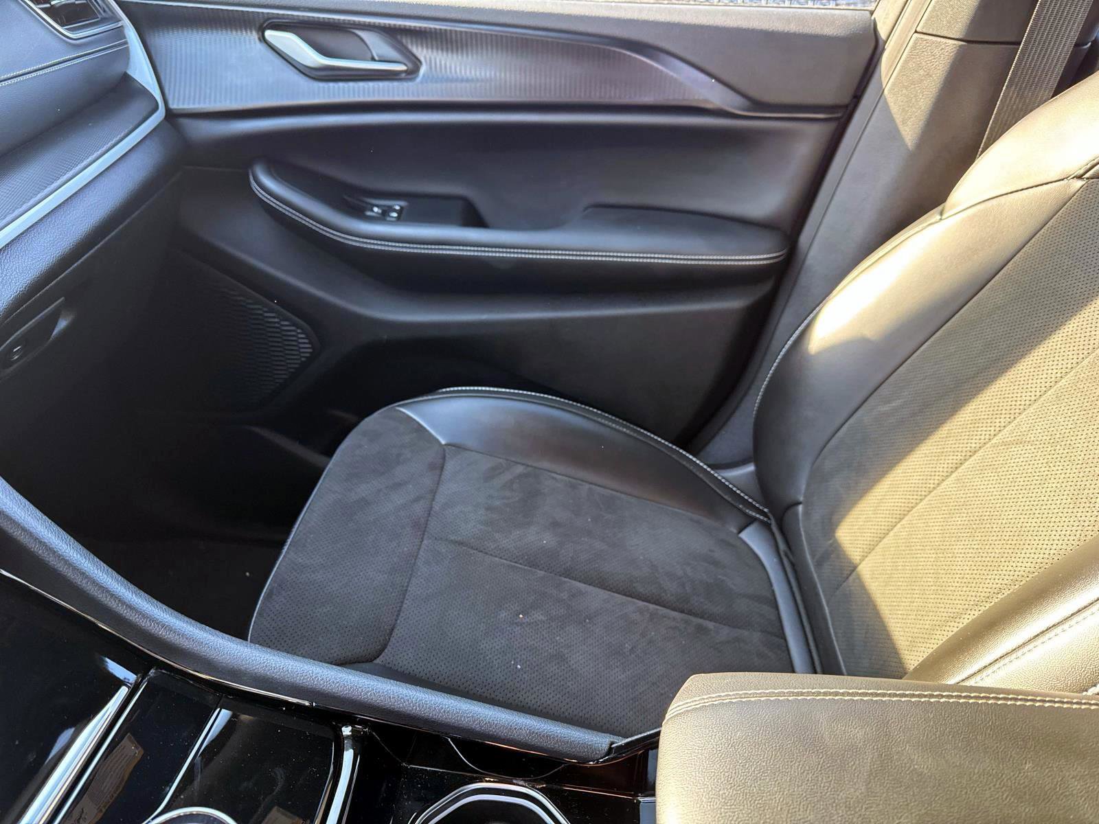 Used 2023 Jeep Grand Cherokee Altitude image 7