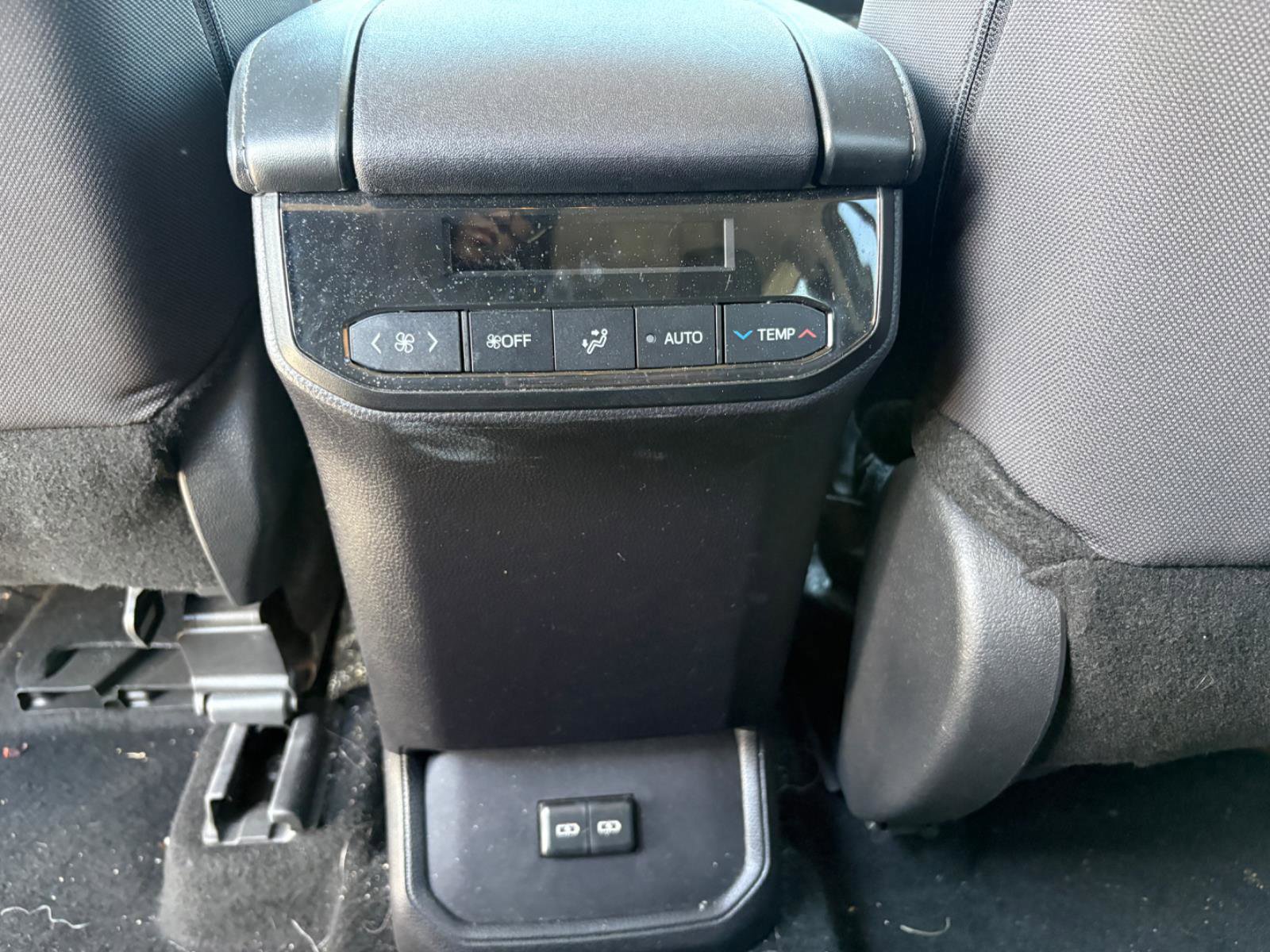 Used 2024 Toyota Highlander LE FWD image 15