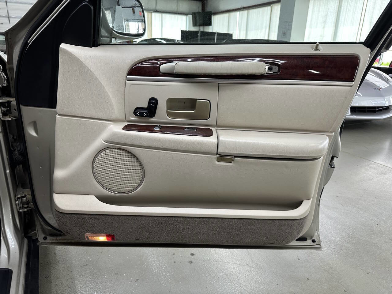 Used 2004 Lincoln Town Car Executive image 16