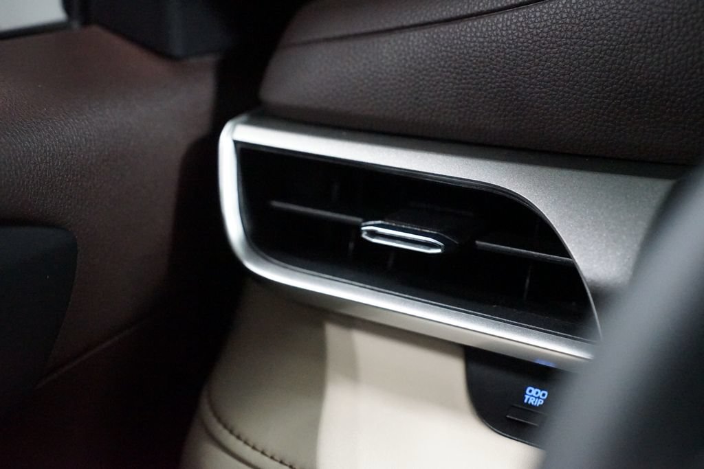 Certified 2021 Toyota Highlander XLE FWD image 24