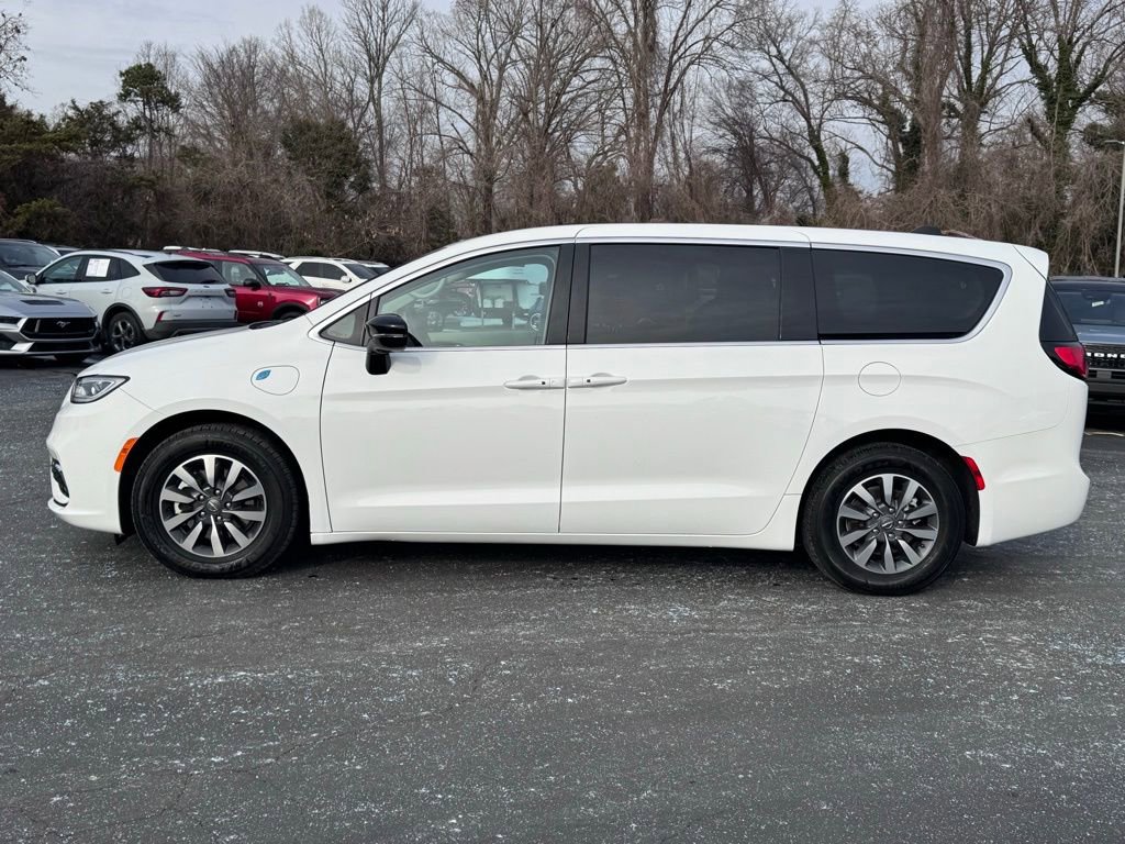 Used 2024 Chrysler Pacifica Select FWD image 3