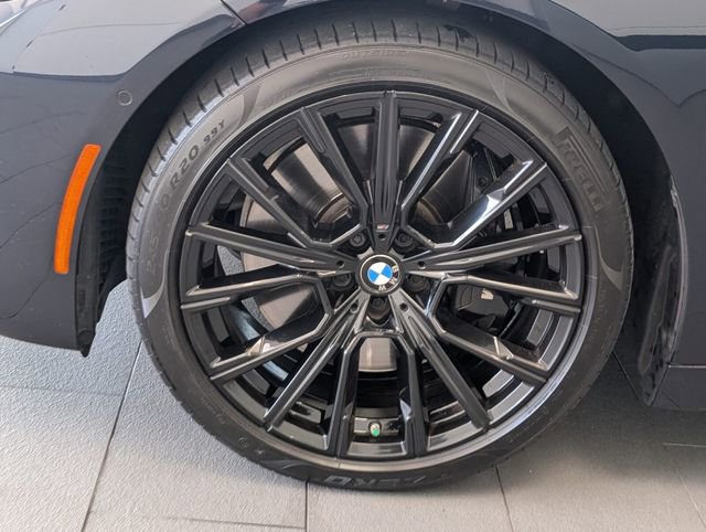 Used 2022 BMW 740i w/ M Sport Package image 4