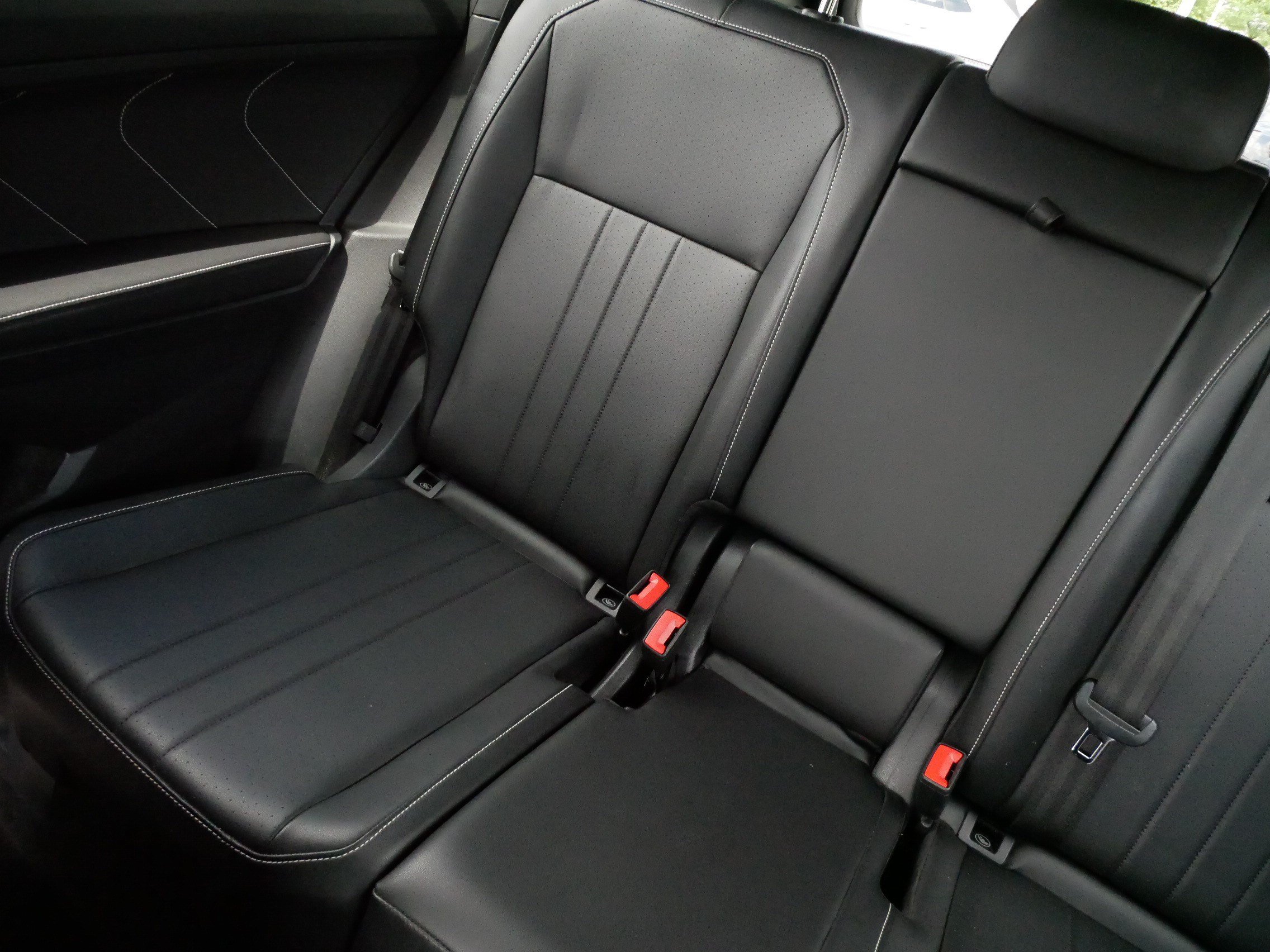Certified 2022 Volkswagen Tiguan SE R-Line AWD/4WD image 12