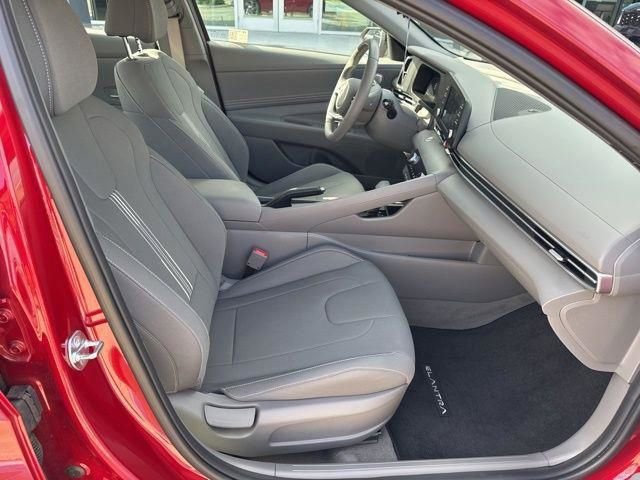Certified 2025 Hyundai Elantra Sport image 28