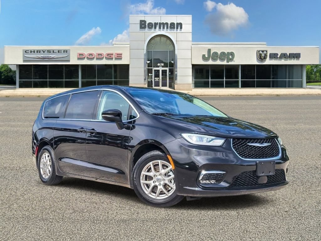 Used 2023 Chrysler Pacifica Touring-L FWD image 2