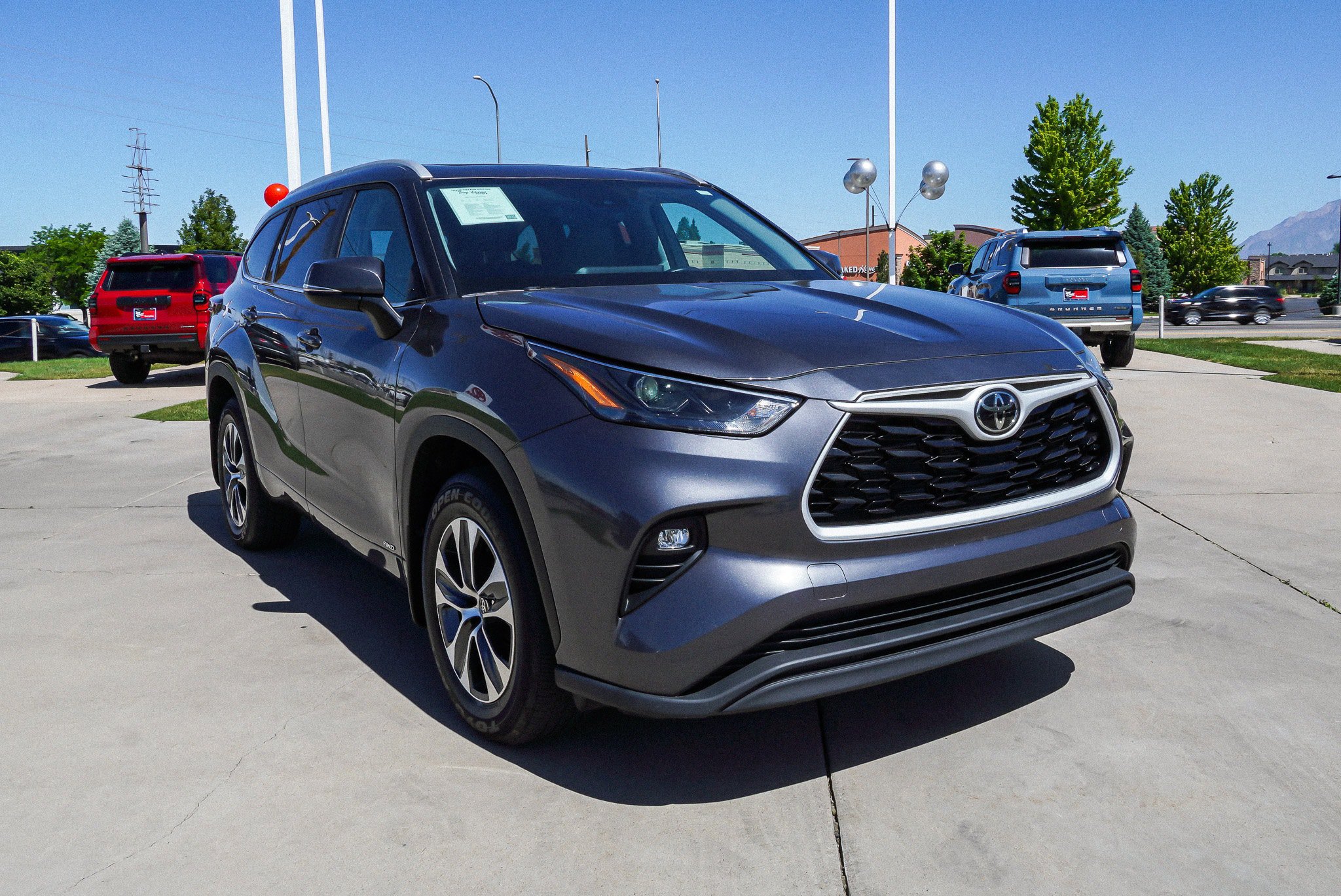 Certified 2025 Toyota Highlander XLE AWD/4WD image 2
