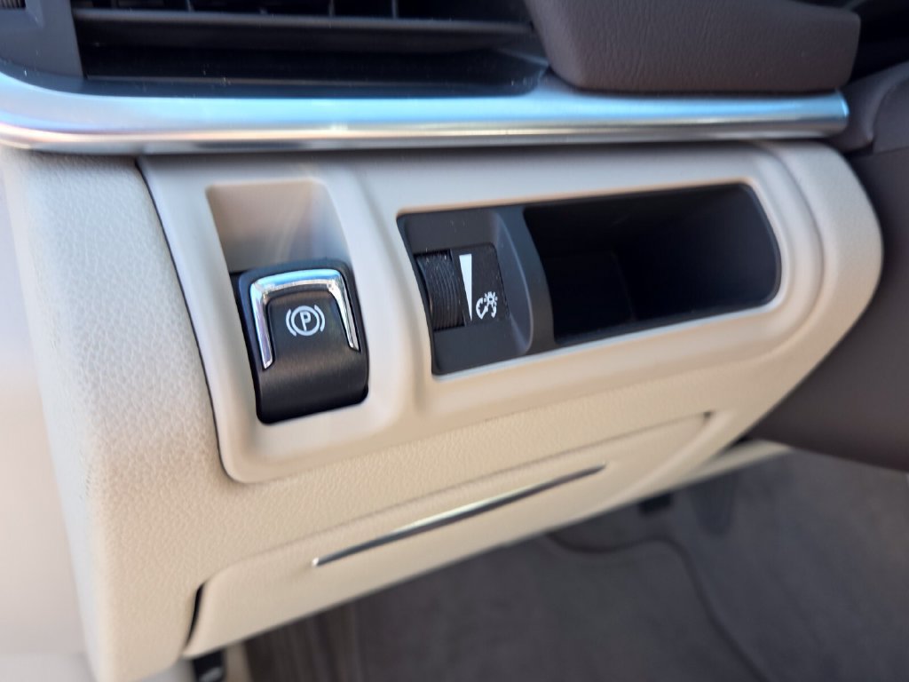 Used 2013 Cadillac XTS Luxury FWD image 27