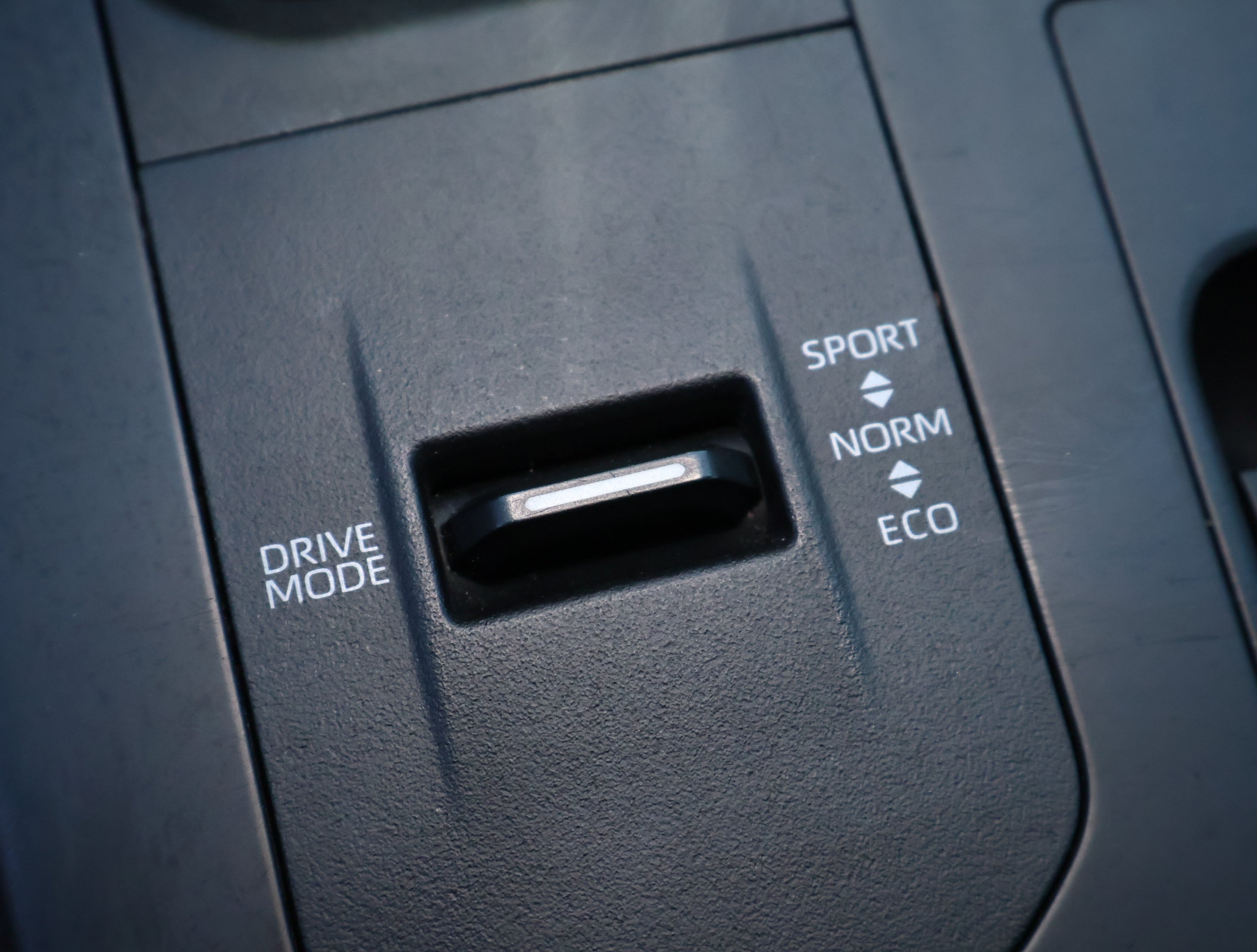 Used 2023 Toyota Highlander LE FWD image 5