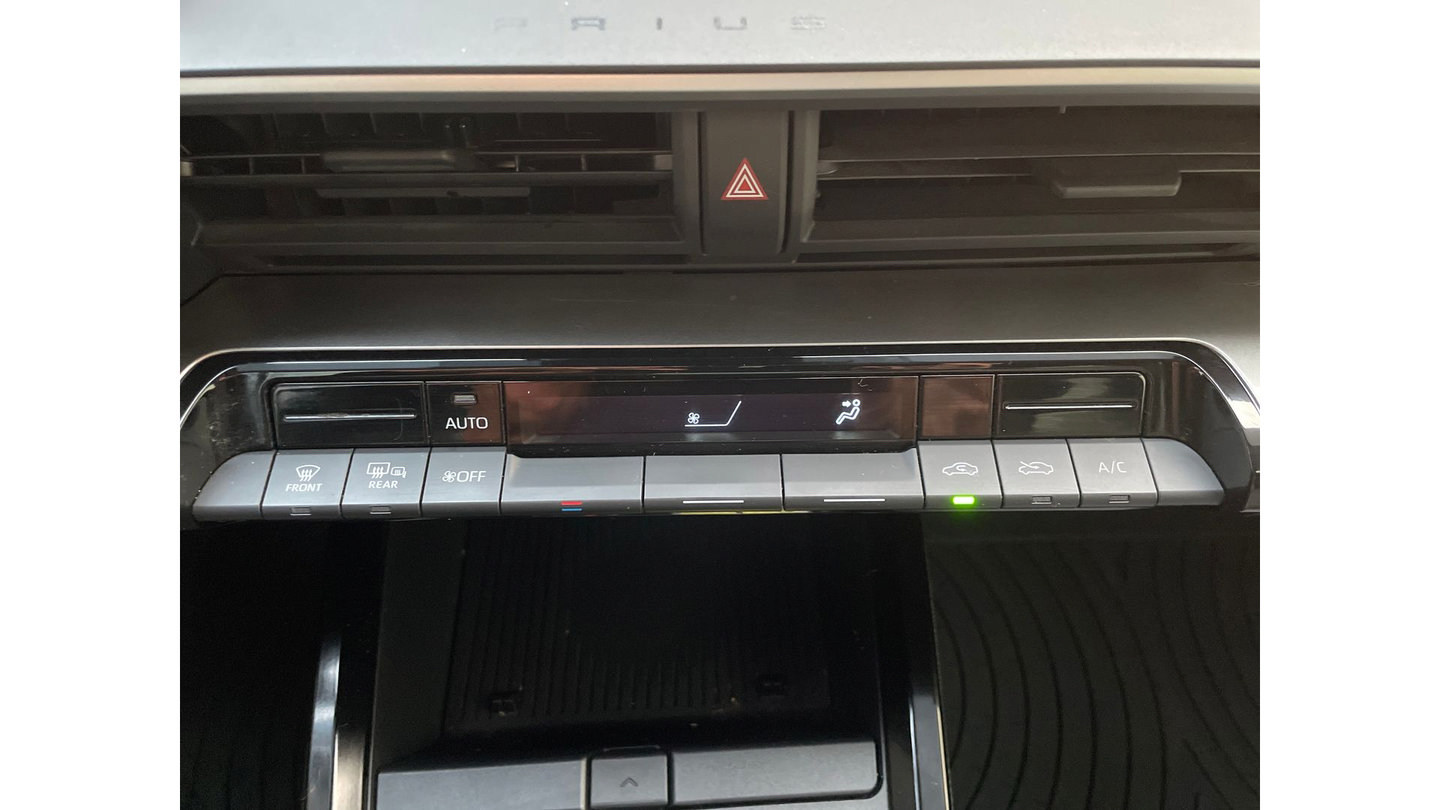 Certified 2025 Toyota Prius LE AWD/4WD image 19