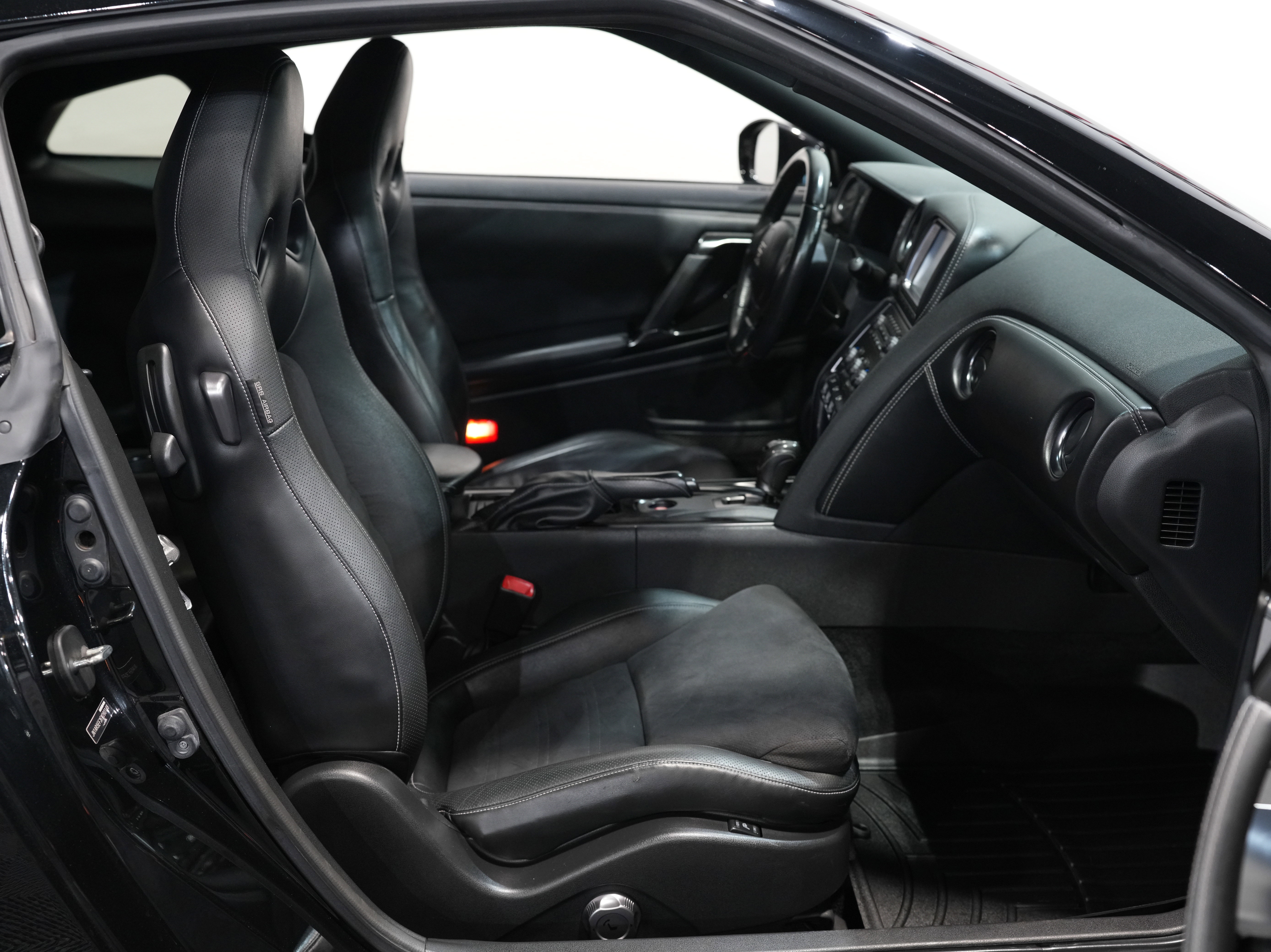Used 2015 Nissan GT-R Premium image 34