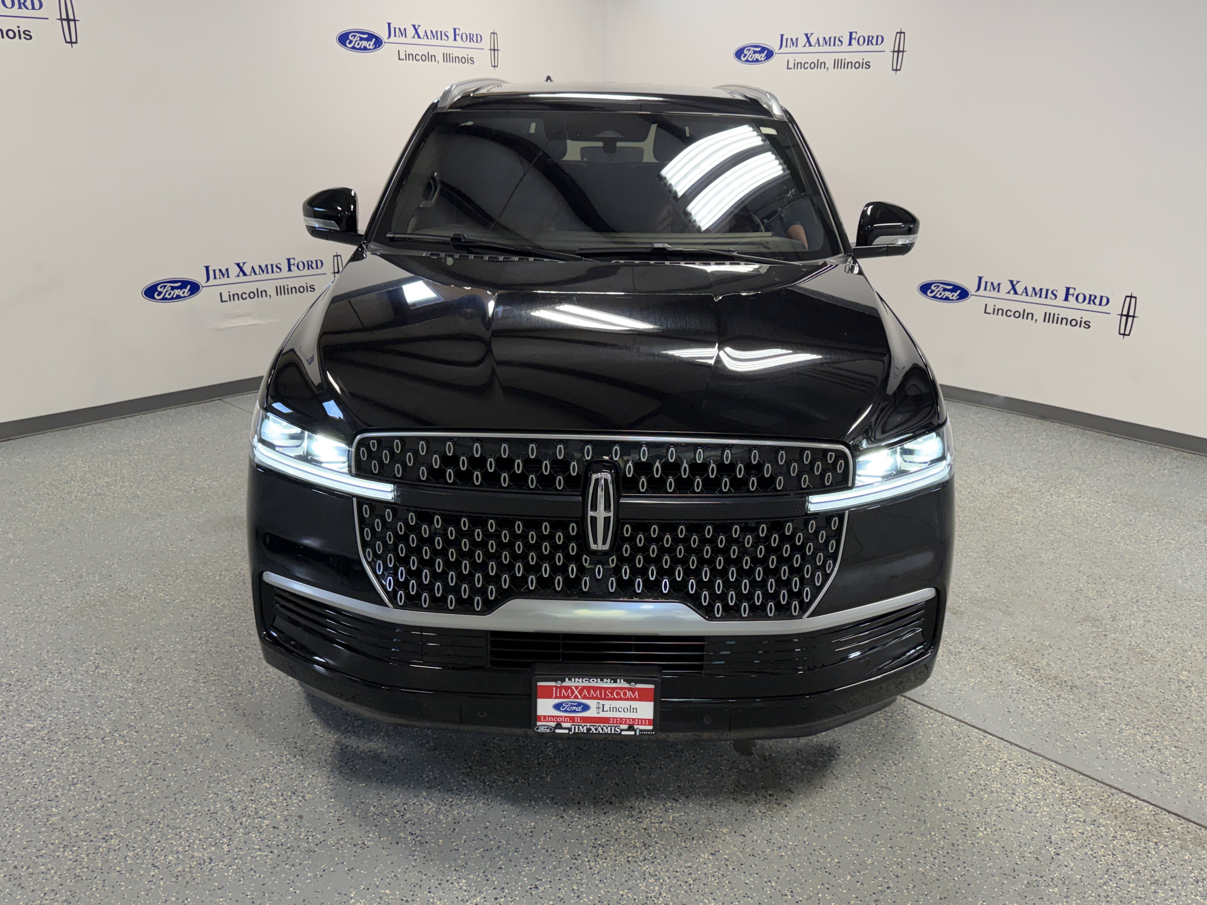 Used 2025 Lincoln Navigator Reserve AWD/4WD image 2