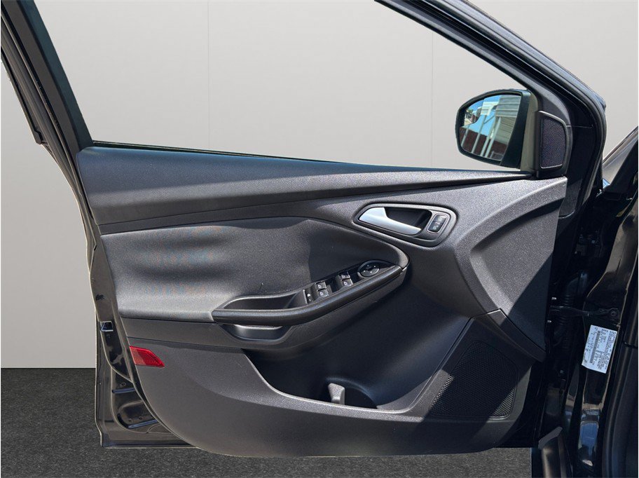 Used 2015 Ford Focus Titanium FWD image 17