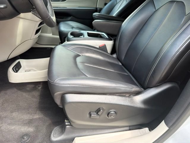 Used 2024 Chrysler Pacifica Touring-L FWD image 22