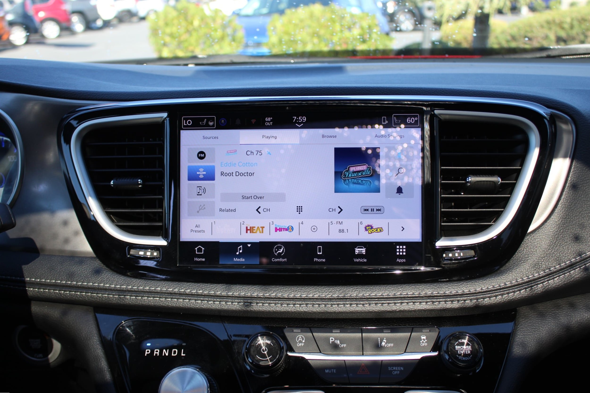 Used 2025 Chrysler Pacifica Select w/ Fav Edition Package FWD image 25