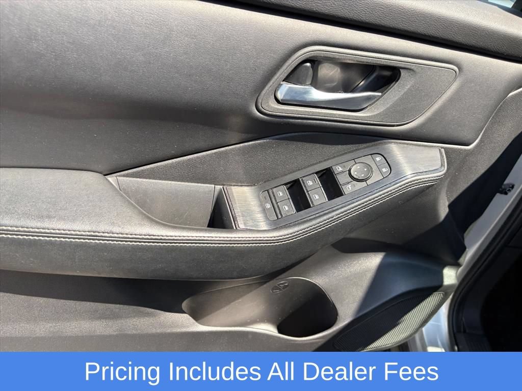 Used 2025 Nissan Rogue SV AWD/4WD image 23