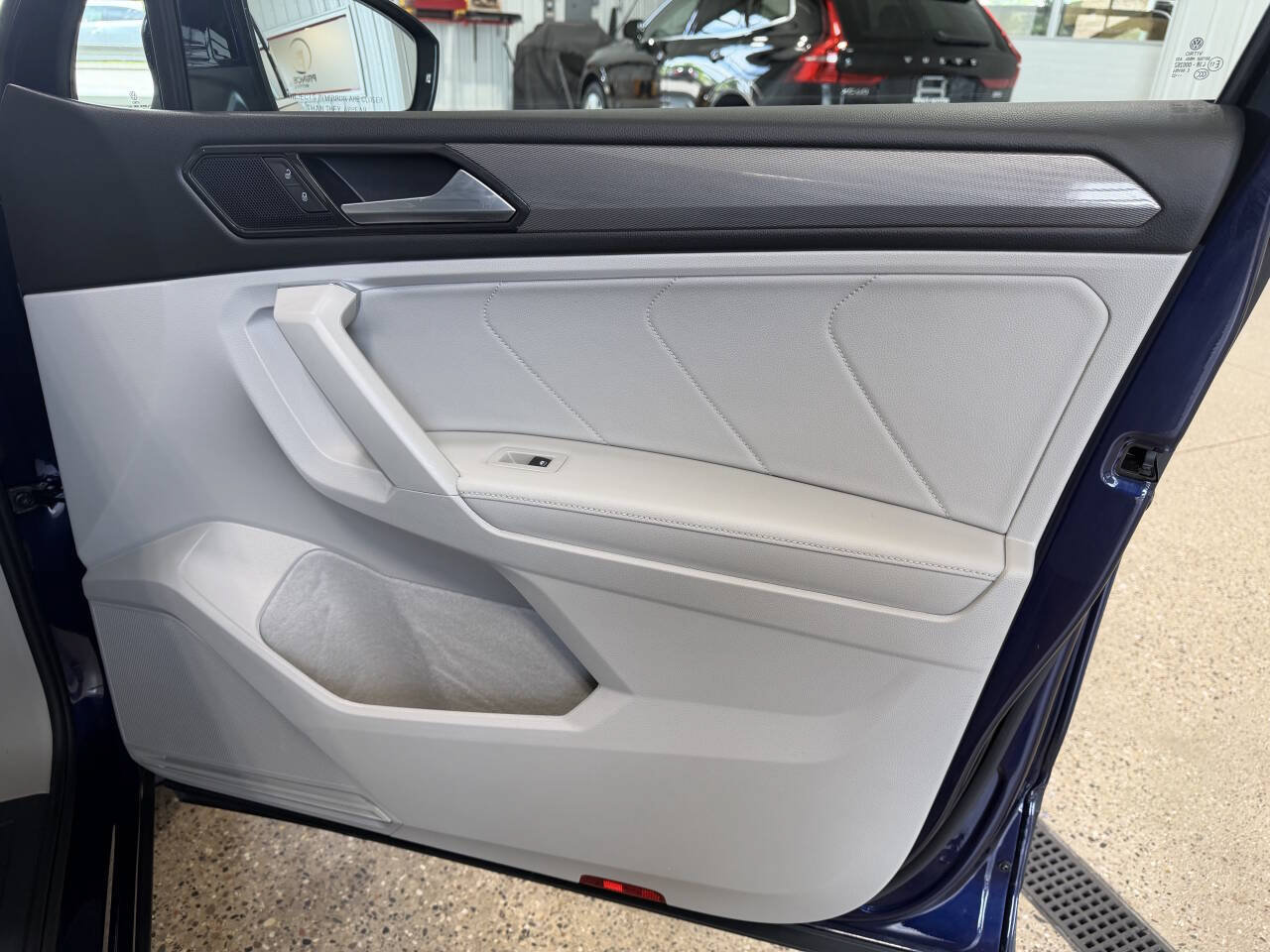 Used 2022 Volkswagen Tiguan SE AWD/4WD image 32