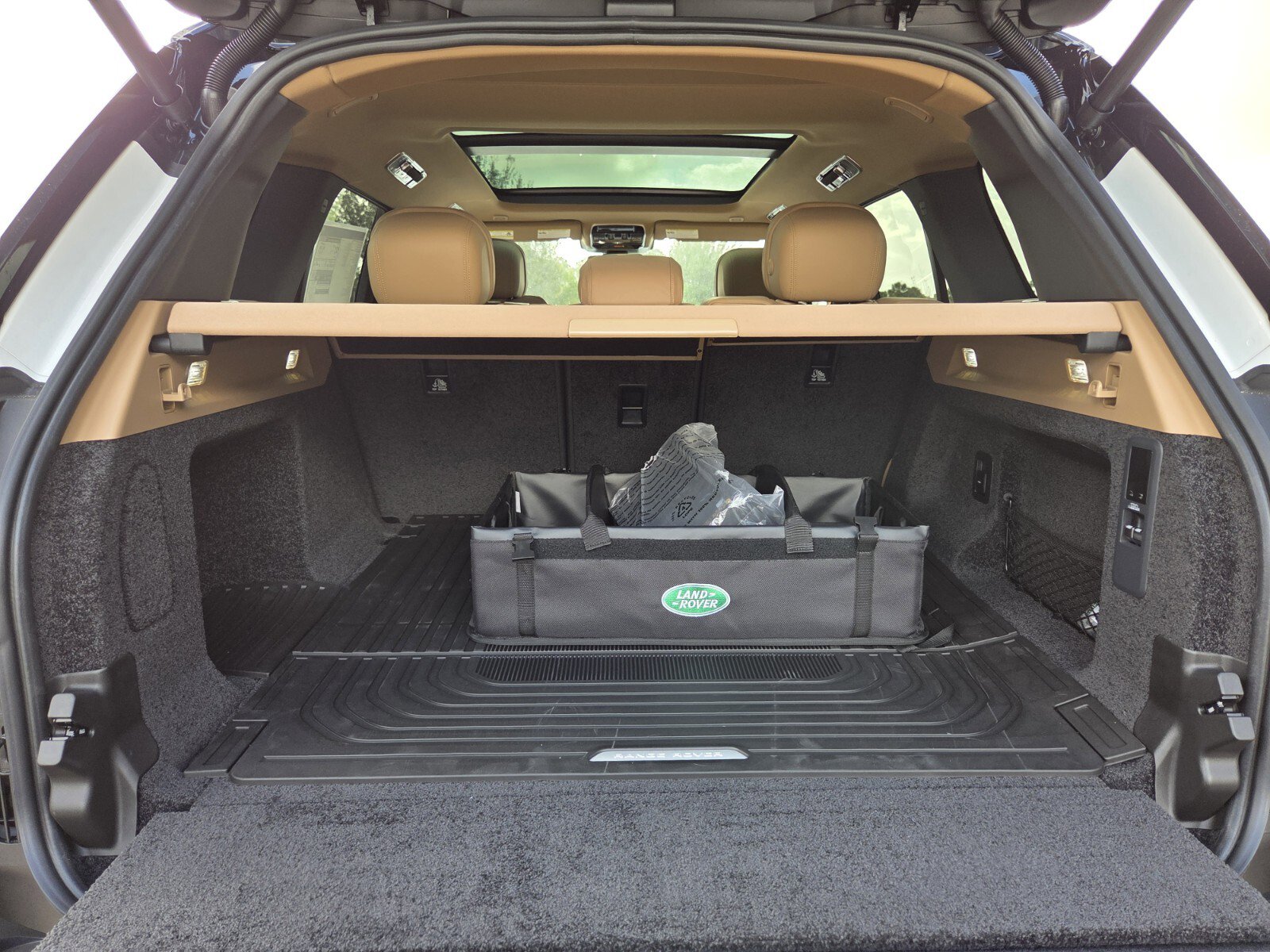 New 2025 Land Rover Range Rover SE image 12