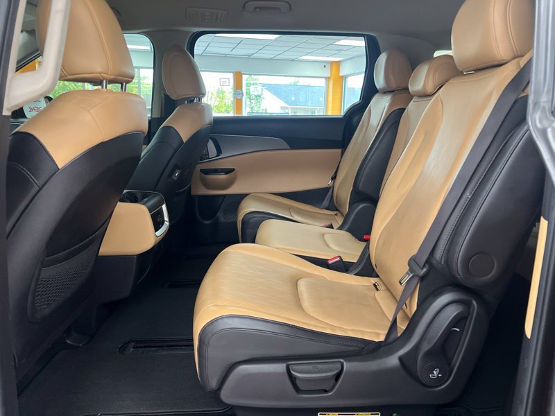 Used 2023 Kia Carnival LX FWD image 16