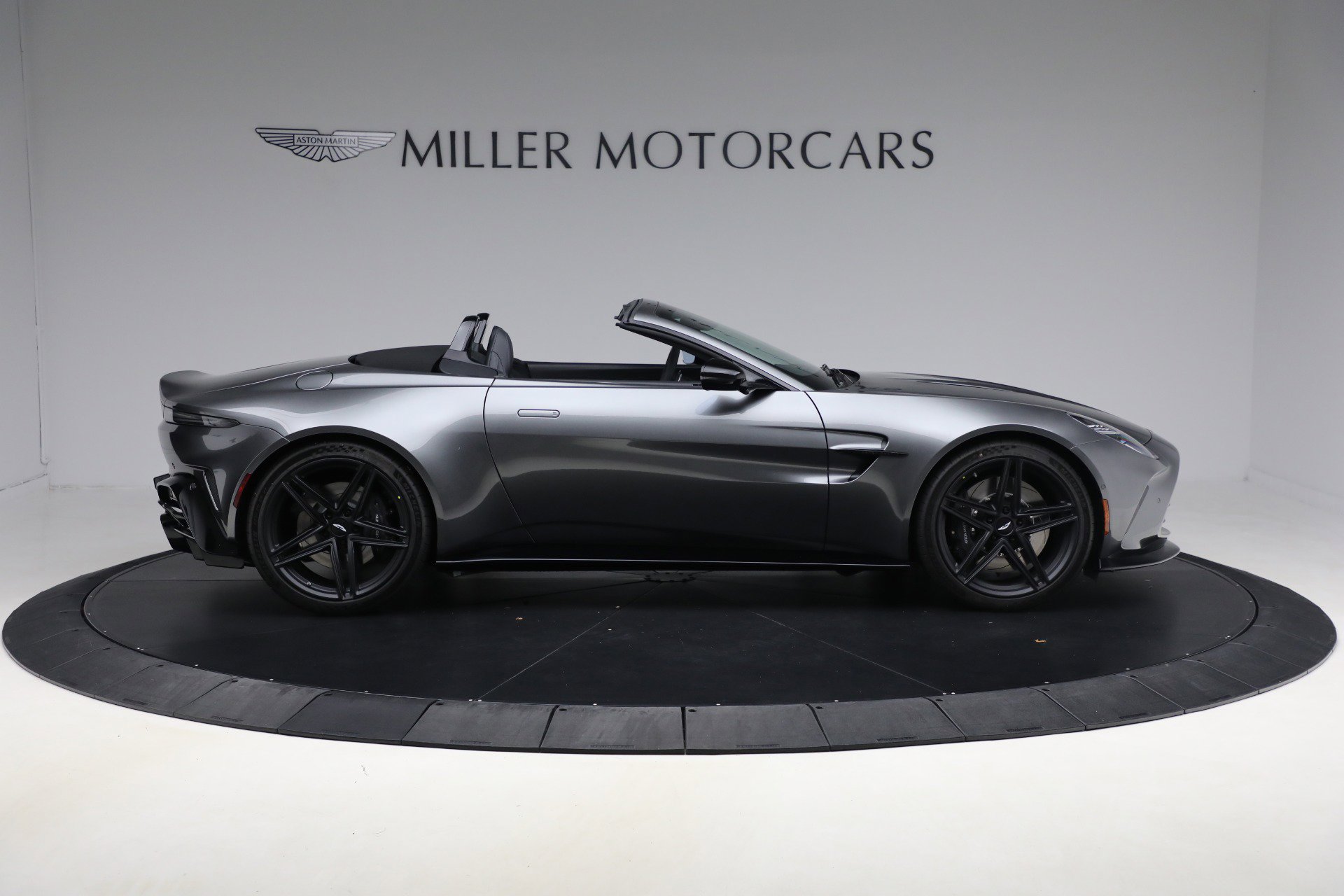 New 2026 Aston Martin V8 Vantage Roadster image 9