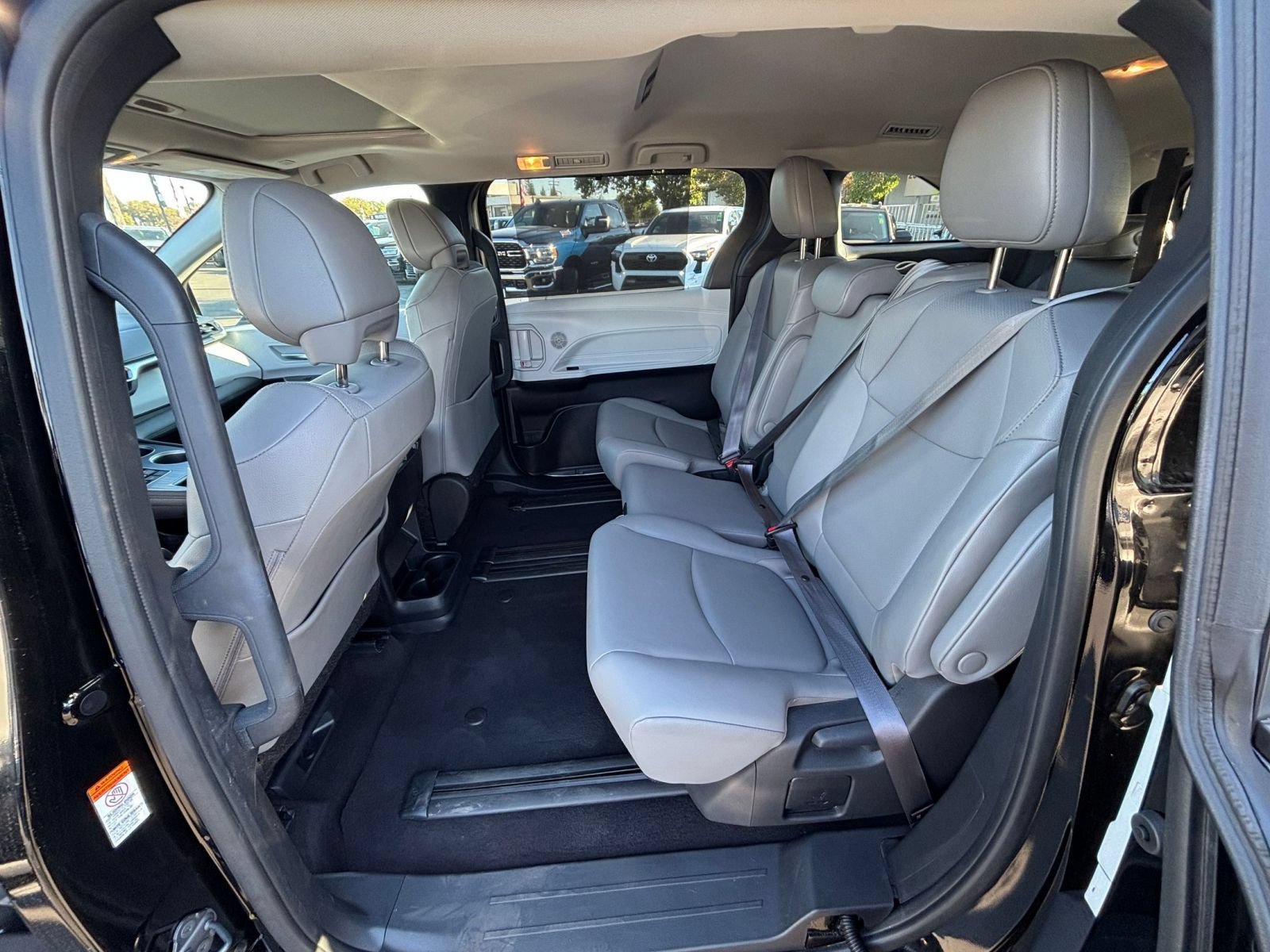 Used 2025 Toyota Sienna XLE FWD image 27