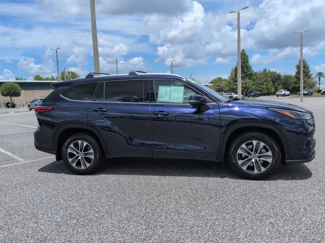 Used 2022 Toyota Highlander XLE AWD/4WD image 3